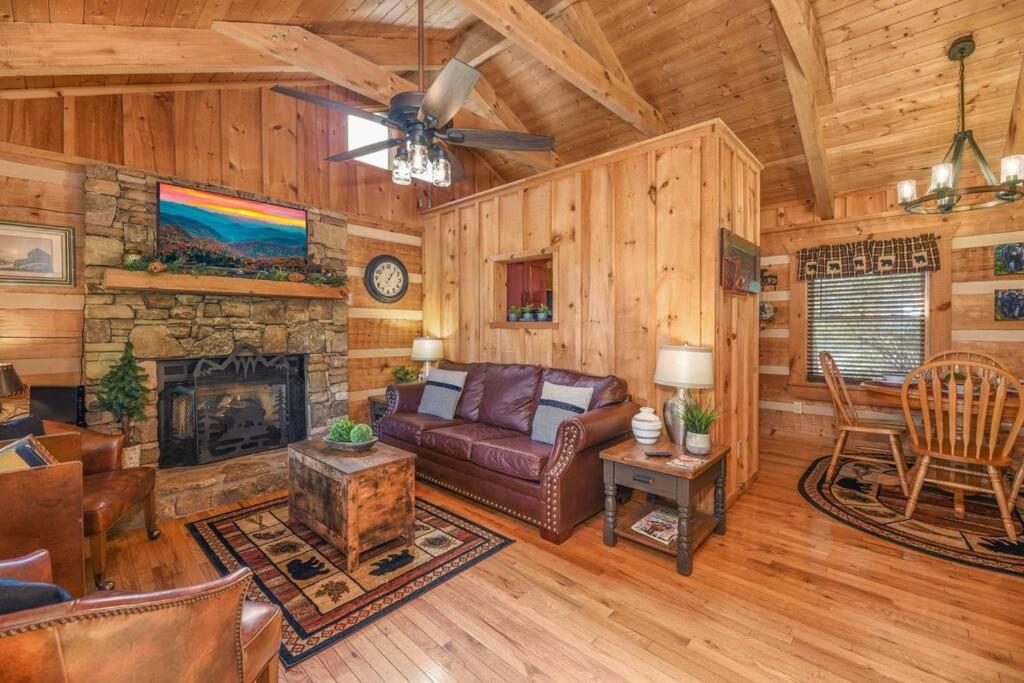View! Cozy, Private, Fireplace, Hot Tub Log Cabin, Honeymoon! Сивиървил Екстериор снимка
