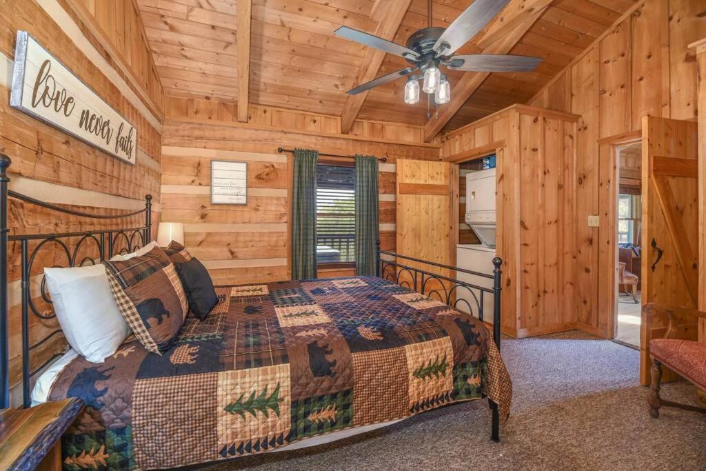 View! Cozy, Private, Fireplace, Hot Tub Log Cabin, Honeymoon! Сивиървил Екстериор снимка
