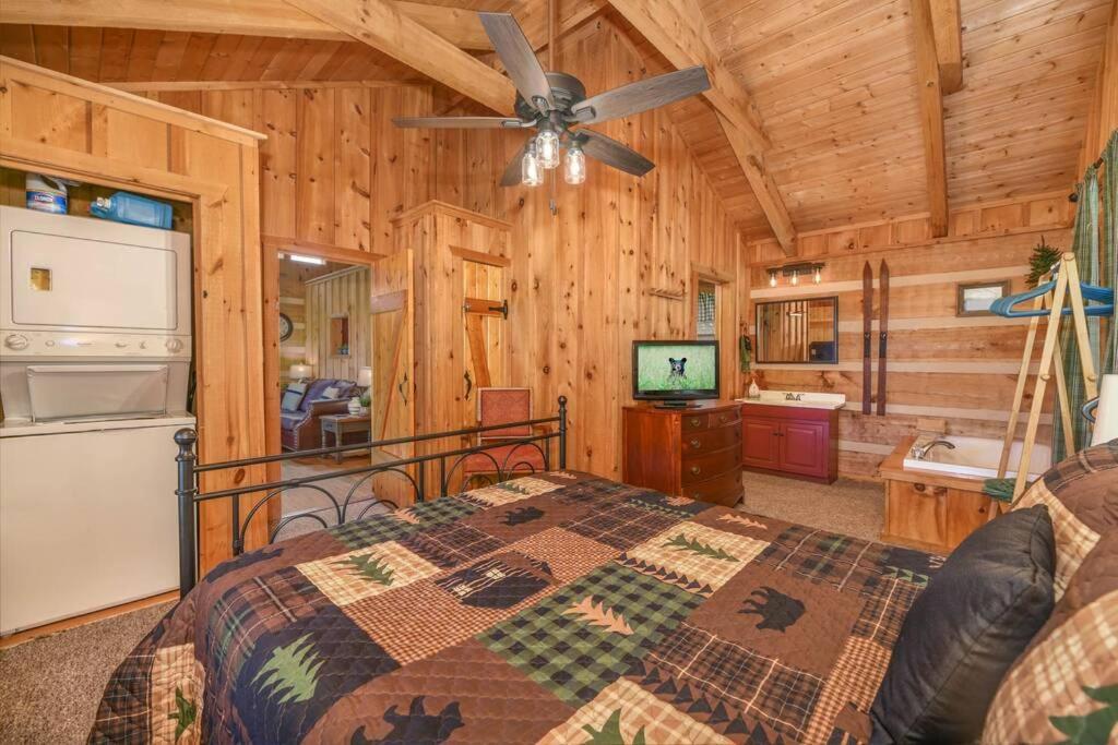 View! Cozy, Private, Fireplace, Hot Tub Log Cabin, Honeymoon! Сивиървил Екстериор снимка