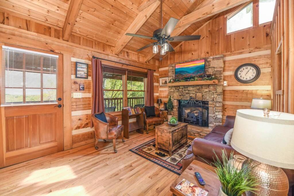 View! Cozy, Private, Fireplace, Hot Tub Log Cabin, Honeymoon! Сивиървил Екстериор снимка