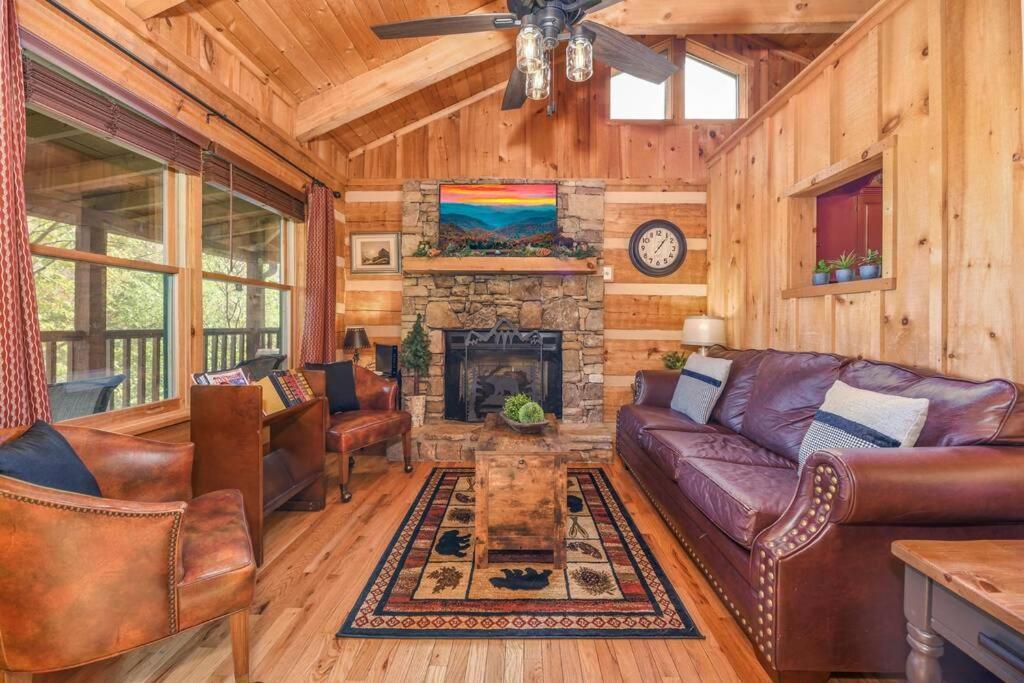 View! Cozy, Private, Fireplace, Hot Tub Log Cabin, Honeymoon! Сивиървил Екстериор снимка