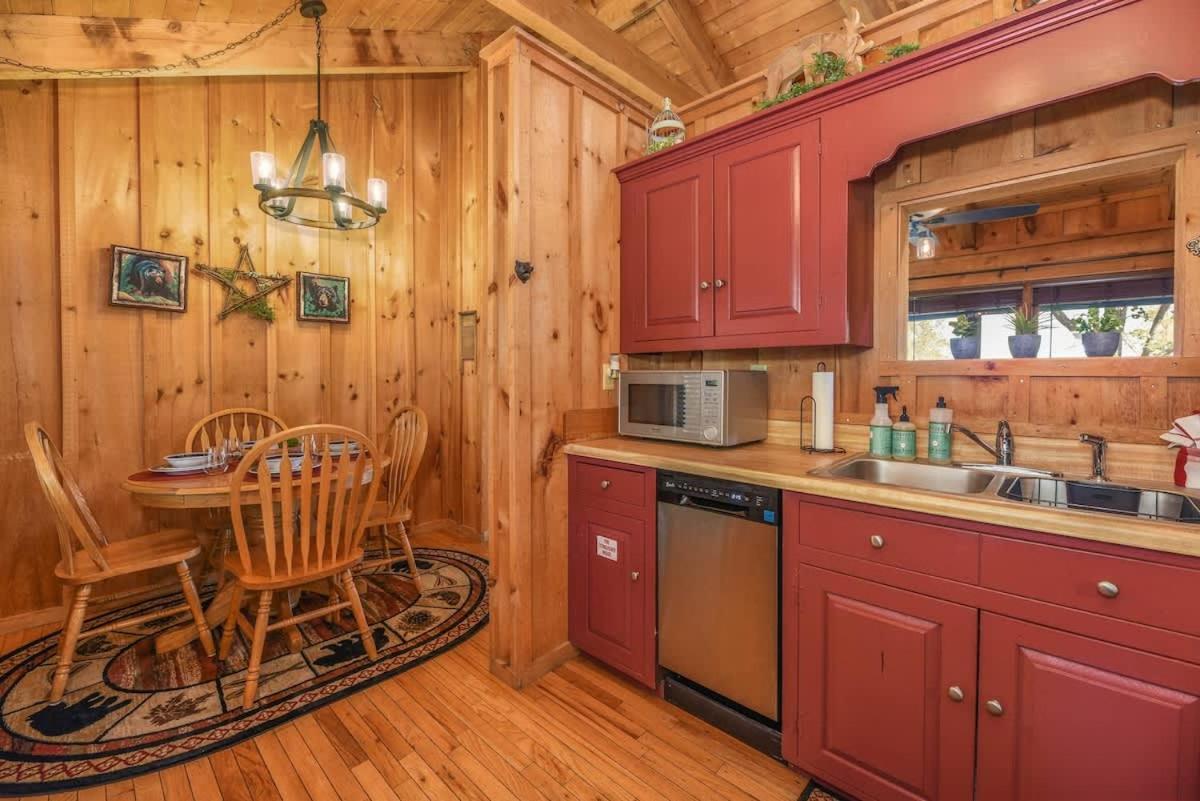 View! Cozy, Private, Fireplace, Hot Tub Log Cabin, Honeymoon! Сивиървил Екстериор снимка