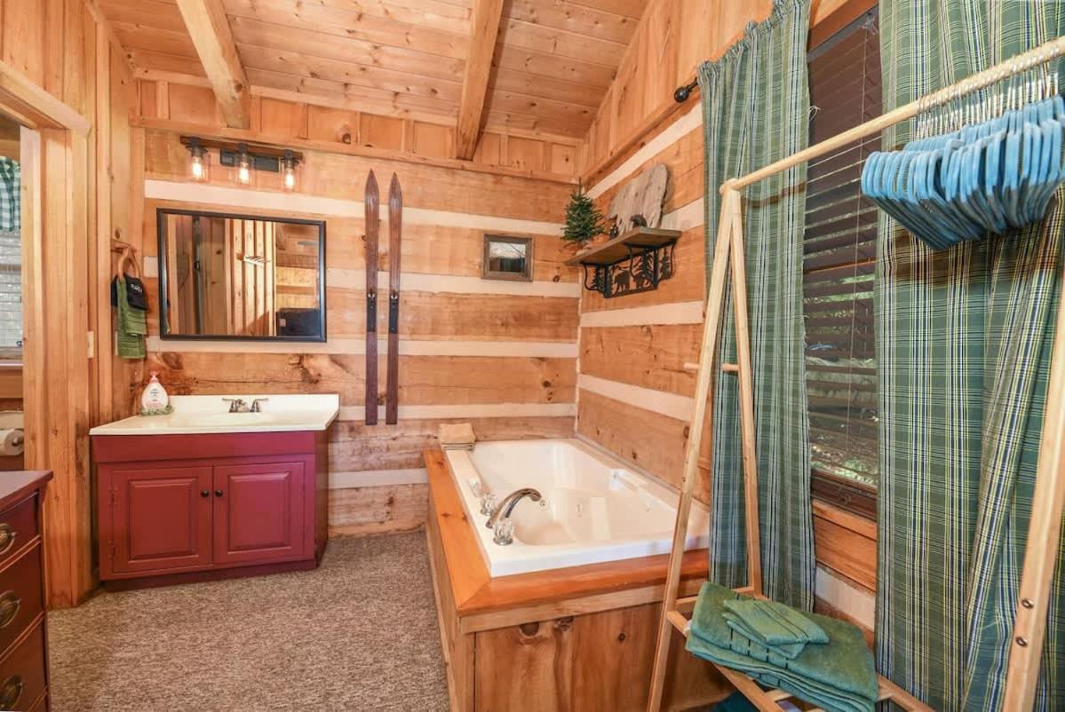 View! Cozy, Private, Fireplace, Hot Tub Log Cabin, Honeymoon! Сивиървил Екстериор снимка